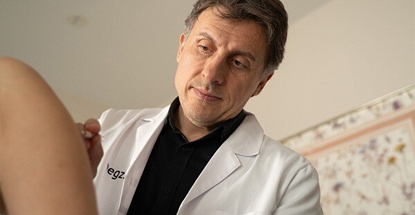 Dr. (TU) Ercan Cakmak untersucht den Oberarm einer Patientin im aegz. zur individuellen Diagnostik und Behandlungsplanung bei Lipödem. Dr. (TU) Ercan Cakmak untersucht den Oberarm einer Patientin im aegz. zur individuellen Diagnostik und Behandlungsplanung bei Lipödem.