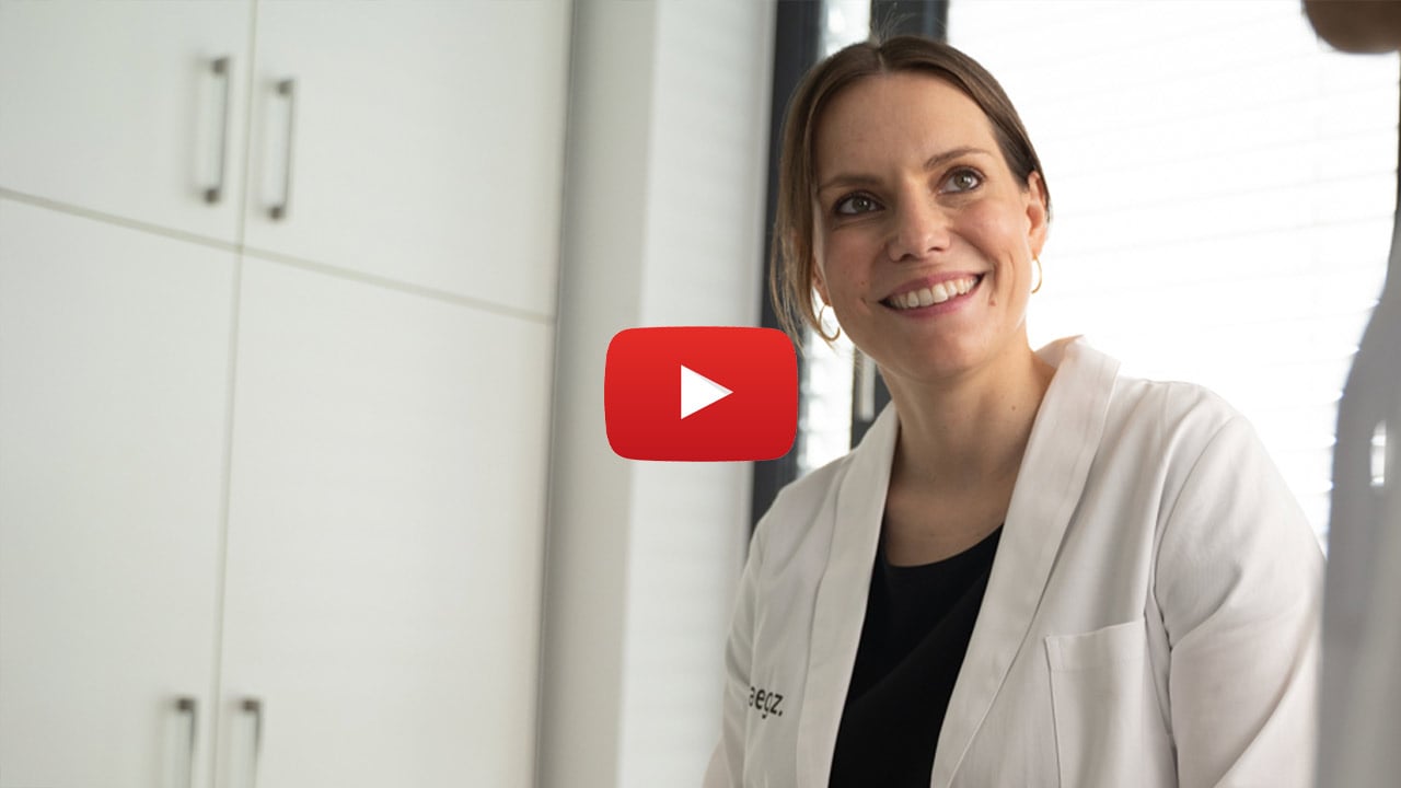 Dr. Franziska Eisenbrandt während einer Besprechung im aegz., freundlich lächelnd – YouTube-Thumbnail.
