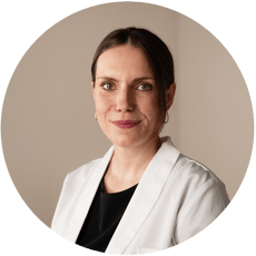 Porträt von Dr. Franziska Eisenbrandt, Fachärztin für Plastische und Ästhetische Chirurgie im aegz., lächelnd und freundlich.