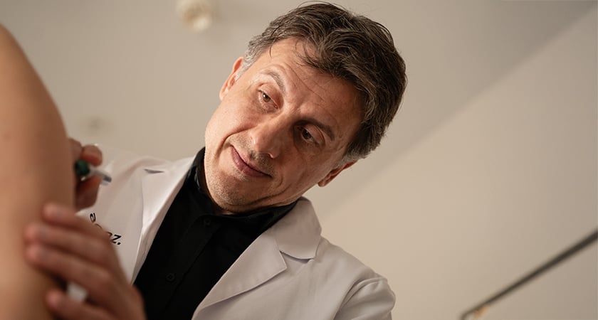 Dr. Ercan Cakmak untersucht eine Patientin im Behandlungszimmer des aegz. und markiert Bereiche am Oberarm für eine Liposuktion. Dr. Ercan Cakmak untersucht eine Patientin im Behandlungszimmer des aegz. und markiert Bereiche am Oberarm für eine Liposuktion.