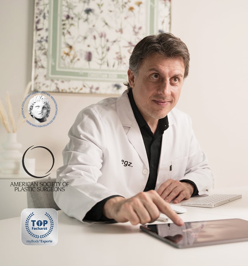 Dr. (TU) Ercan Cakmak bei der Beratung zur Lipödem-Behandlung im aegz. – veranschaulicht die geplante Liposuktion und Hautstraffung mithilfe eines iPads.