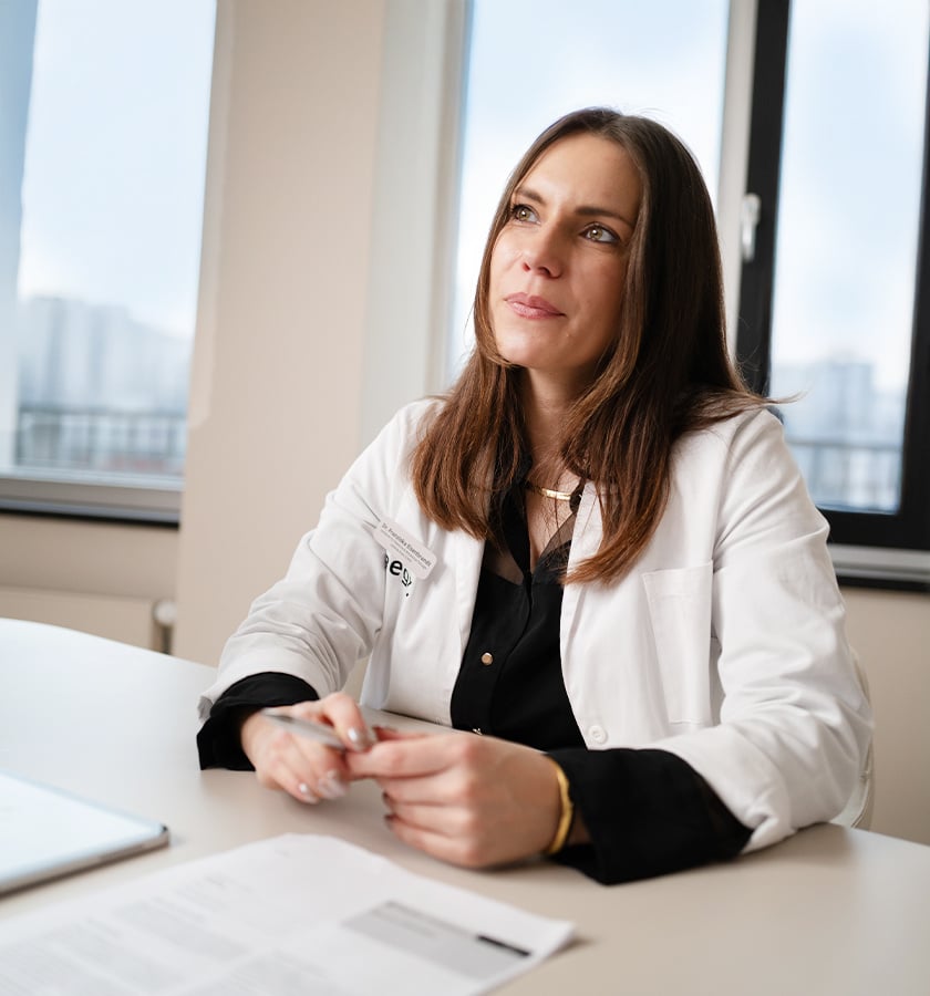 Dr. Franziska Eisenbrandt im Besprechungsraum des aegz. – individuelle Beratung und Betreuung von Patientinnen mit Lipödem.